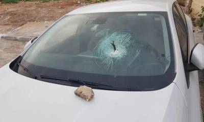 В Карелии молодой человек разбил камнями три автомобиля на улице