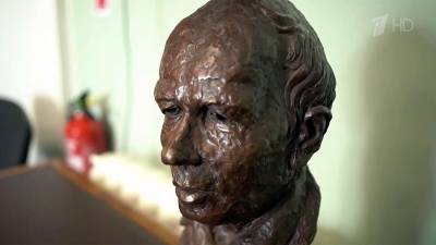 Британский скульптор передал бюст академика Сахарова внучке великого ученого и нобелевского лауреата