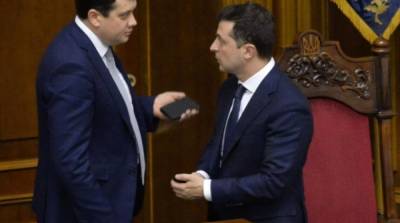 Зеленский резко потерял позиции в президентском рейтинге после появления в списке Разумкова – опрос
