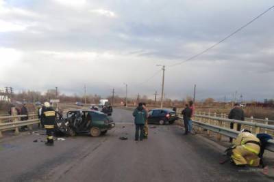 В Волгоградской области в лобовом ДТП с двумя авто погибли двое человек