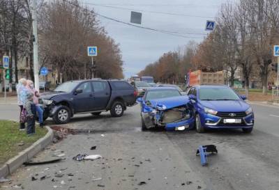 В аварии с тремя легковушками в Заволжском районе Твери пострадала ее виновница