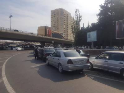 Управление дорожной полиции города Баку будет пристально следить за водителями, паркующимися на тротуарах (ФОТО/ВИДЕО)
