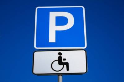 Украинцам напомнили, где и кому можно парковаться без таблички «инвалид»