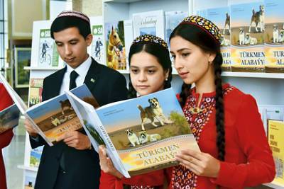 Туркменских студентов обязали носить с собой книги Бердымухамедова