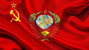 В КПРФ предложили вместо триколора вернуть флаг СССР