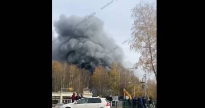 В Москве начался крупный пожар на стройке