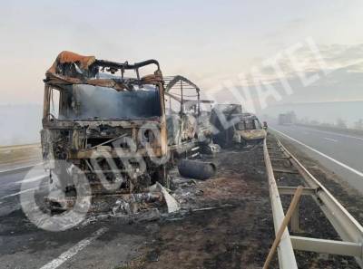 Обгоревшие обломки металла: кадры с места аварии, которая заблокировала движение на трассе Киев — Одесса