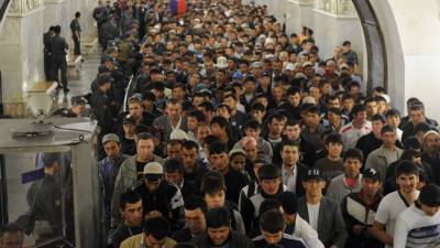 Московский метрополитен набирает кассиров со знанием узбекского и таджикского языков