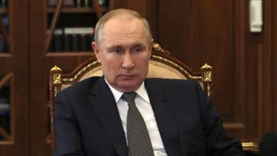 Путин призвал россиян оставаться дома, если они проживают с заболевшими COVID-19