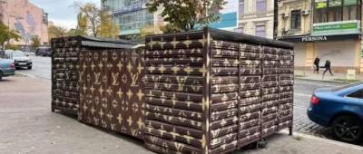 Гарно жити не заборониш: у Києві встановили гламурний смітник в стилі Louis Vuitton