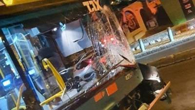 "Камень пробил стекло, пассажиры плакали": арабы напали на автобус в Иерусалиме