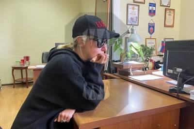 Ксения Собчак пришла на допрос в Сочи в кепке с нецензурной фразой