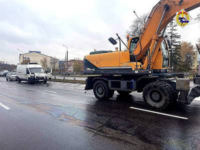 Экскаватор протаранил грузовой фургон на улице Володько в Минске
