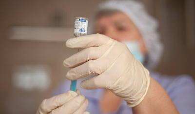 Вирусолог: Вакцинировать подростков можно только после испытаний