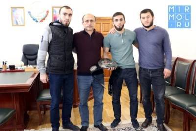Глава Кайтагского района Алим Темирбулатов поздравил бойца MMA с победой за чемпионский пояс в Сербии