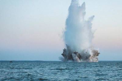 В море в Новороссийске взорвали авиабомбу