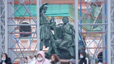 Памятник Минину и Пожарскому реставрируют прямо на Красной площади
