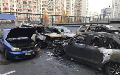 В Киеве во дворе дома сгорели пять автомобилей