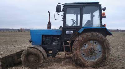 Легковушка и трактор столкнулись в Каменецком районе