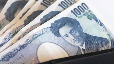 Японская иена упала до четырехлетнего минимума к доллару