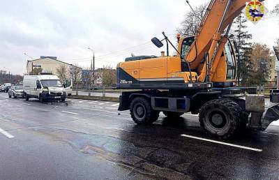 Экскаватор не уступил дорогу и протаранил грузовой фургон в Минске. Пострадал ребенок