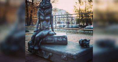 Вызвавшую споры скульптуру кошки с декольте демонтировали в Кургане - ren.tv - Курган