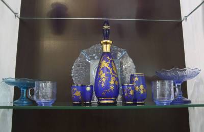 Оригинальные немецкие кружки и бутылка 1811 года. В Гродно открылась выставка изделий из цветного стекла “От Богемии до Березовки”
