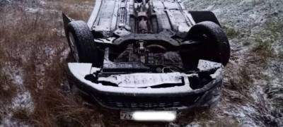 Автомобиль с номерами Ленобласти не удержался на заснеженной трассе в Карелии и упал в кювет (ФОТО)
