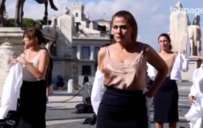 В центре Рима сотрудницы авиакомпании Alitalia провели «голый» протест