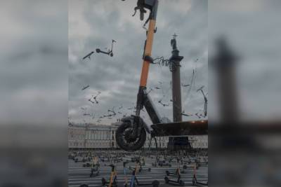 Петербургский художник «припарковал» гигантский электросамокат к Александровской колонне