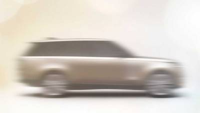 Появились тизеры нового поколения Range Rover — один размытый, другой с новой радиаторной решёткой