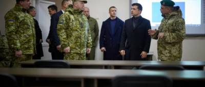 Зеленский призвал украинских пограничников быть готовыми к любому развитию событий на Донбассе