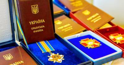 Зеленский раздал награды украинским военным