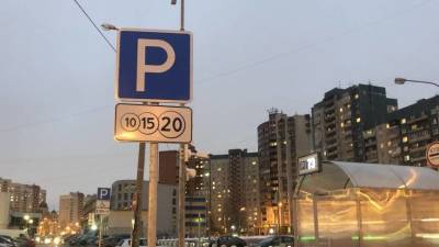 Автоэксперт Холодов сравнил систему платных парковок в Москве и Петербурге