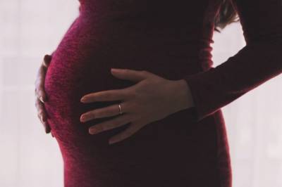 Кабмин поддержал запрет услуг суррогатного материнства для иностранцев