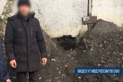 В Новосибирске двое мужчин сделали подкоп и украли почти тонну железнодорожных деталей