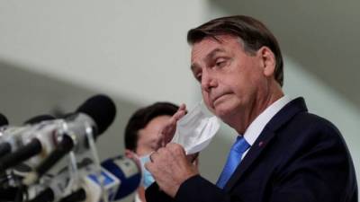 Президента Бразилии обвиняют в смерти 300.000 соотечественников