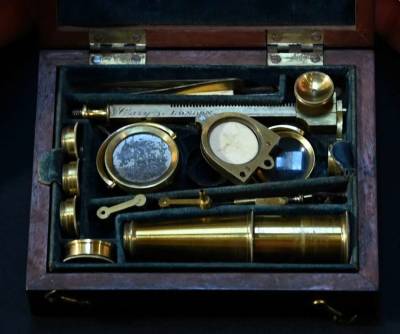 Микроскоп, подаренный Дарвином 14-летнему сыну, выставлен на аукцион