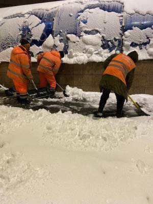 В Челябинске на уборку снега ночью вывели почти 100 единиц техники