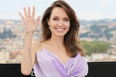 Анджелина Джоли - Брэд Питт - Angelina Jolie - "Она наверстывает упущенное": инсайдер рассказал о личной жизни Анджелины Джоли - skuke.net - Новости