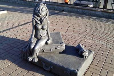 С вокзала Кургана убрали скульптуру кошки: из-за глубокого декольте и человеческой груди