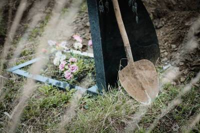 Пенсионерка из Екатеринбурга решила сама выкопать брату могилу