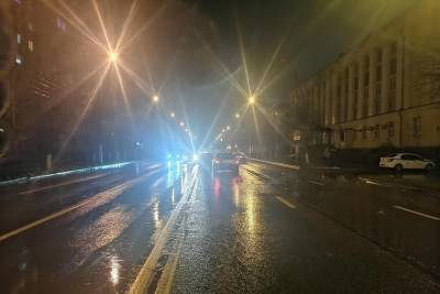 В Твери опубликовали фото с места аварии, где Mercedes сбил мужчину