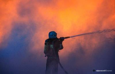 Два человека погибли на пожаре в заброшенном здании в Тверской области