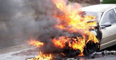 В Пардаугаве прямо под камерой видеонаблюдения сожгли BMW