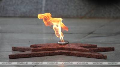 В Барановичах подростки сожгли венки на Вечном огне