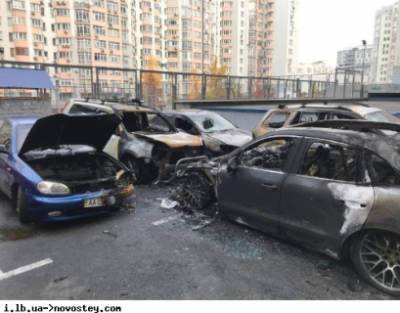На парковке в Киеве сгорели пять автомобилей