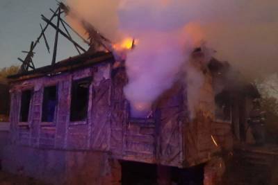 В Астрахани 7 огнеборцев тушили крупный пожар в нежилом здании