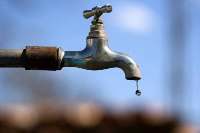 Специалисты ликвидировали аварию на водопроводе, оставившую без воды жителей Волхова