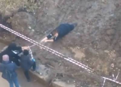 Подростка в Красноярске засосало в вырытую коммунальщиками яму с грунтом